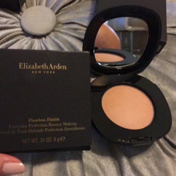 Elizabeth Arden Other - Elizabeth Arden flawless finish bouncy make up-NIB
